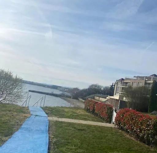 Апартамент Direkt Am Pool