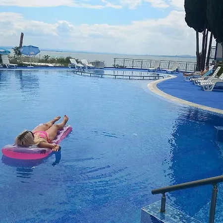 Direkt Am Pool דירה